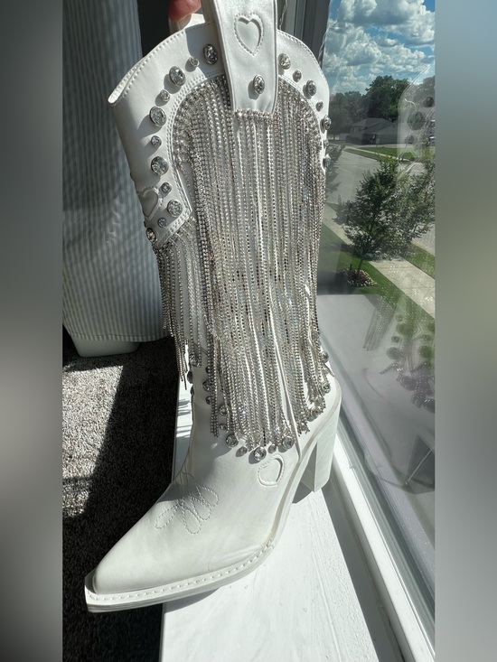 Sugar Thrillz Shoes - NWOT Women’s Fringe Rhinestone Cowboy Boots (Size: 9)